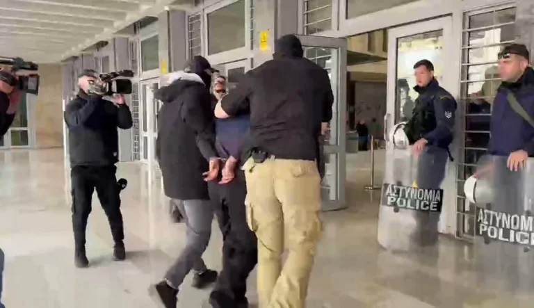 Καλαμαριά: Στον εισαγγελέα ο 23χρονος για τη δολοφονία του 20χρονου – Τι δείχνουν τα πρώτα στοιχεία (video+photo)