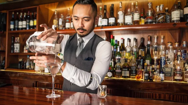 Το μπαρ στην Ιαπωνία που σε καλεί να παραιτηθείς… και σου πληρώνει το ποτό! 