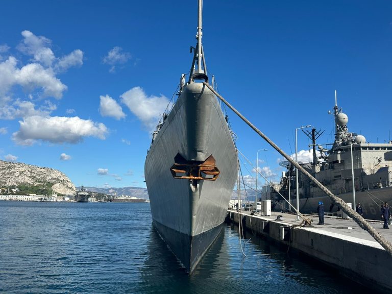 Ανοίγουν τις πύλες τους τα πολεμικά πλοία στον Πειραιά για την 25η Μαρτίου