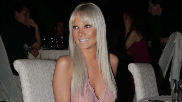 4 Μαρτίου 2010: Όταν η Τζούλια Αλεξανδράτου «νίκησε» το μνημόνιο με μια…. σαμπάνια (photo)