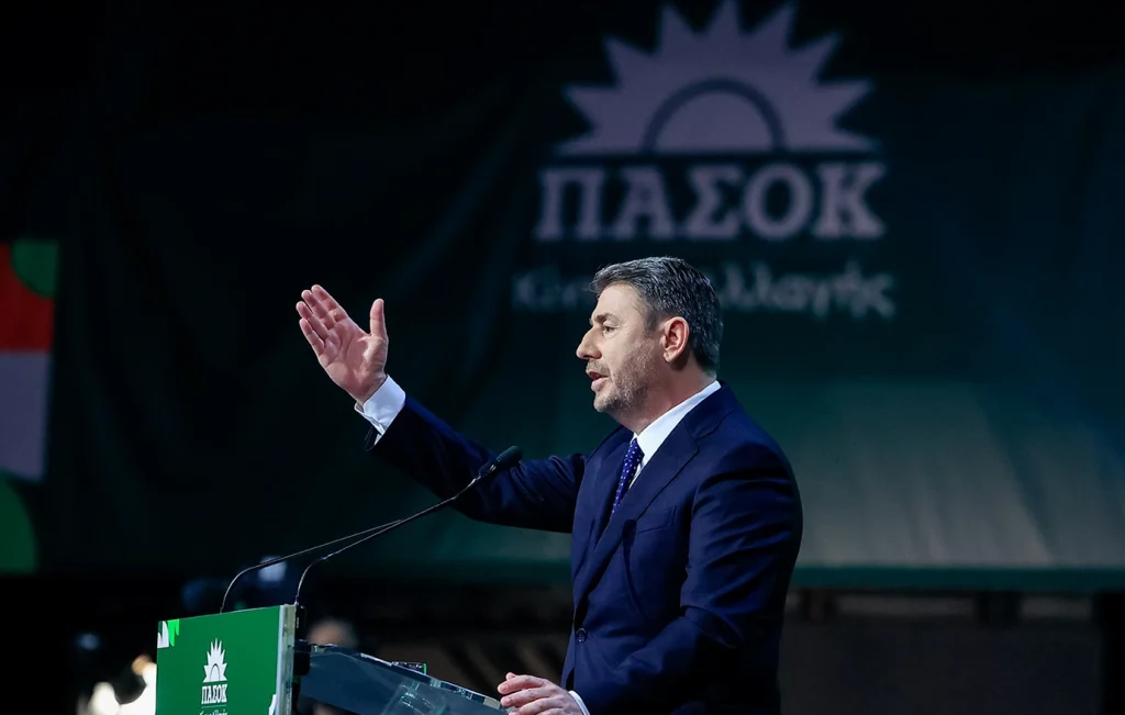 ΠΑΣΟΚ: Το διπλό χτύπημα που ετοιμάζει μετά το Πάσχα