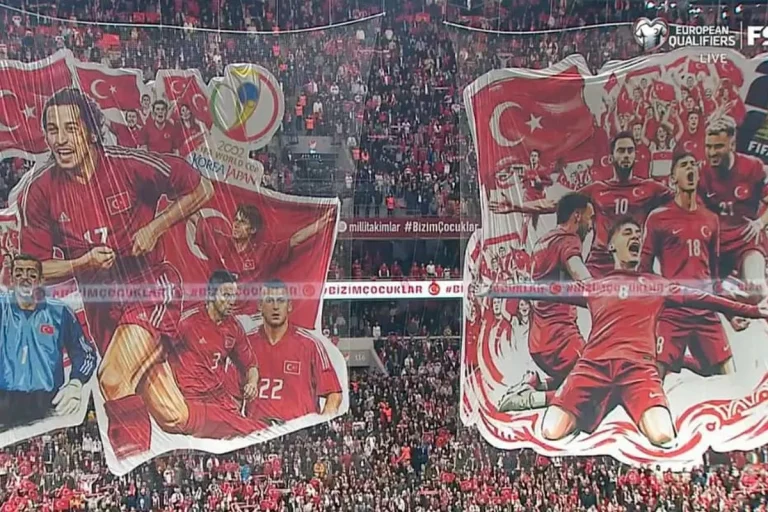 Σκάνδαλο στο πανό της Τουρκίας: Γιατί «εξαφάνισαν» από το κορεό τον κορυφαίο σκόρερ της χώρας (Photos)