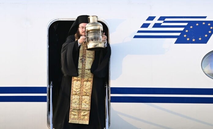 Άγιο Φως: Υπό δρακόντεια μέτρα η παραλαβή του από την ελληνική αποστολή