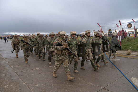 Βολιβία: Εβρεξε λεφτά από τον ουρανό… αλλά δεν ήταν για καλό – Και ο στρατός κατέβηκε στους δρόμους