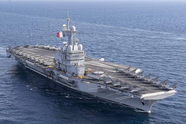 Το αεροπλανοφόρο Charles de Gaulle ενισχύει τη γαλλική παρουσία στην Ανατολική Μεσόγειο (βίντεο)