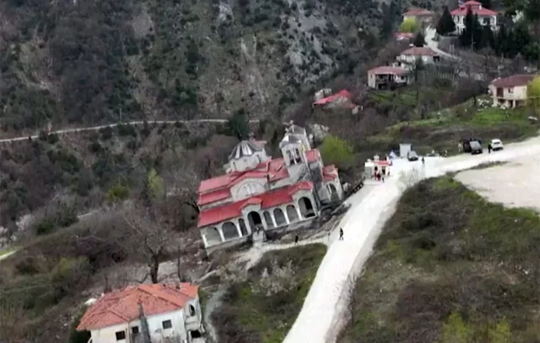 Ο ελληνικός ναός που γέρνει 17 μοίρες – Το Ροπωτό γίνεται το νέο παγκόσμιο must‑see (Video)