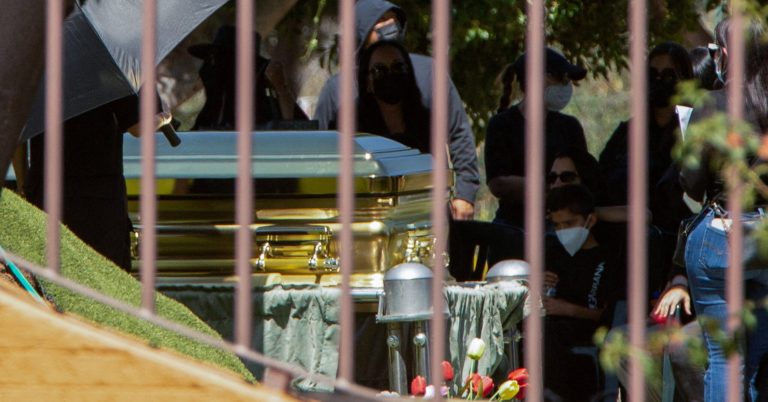 Ελ Μέντσο: Χολιγουντιανή φιέστα ταινίας η κηδεία του-Σε χρυσό φέρετρο ο σκληρός ναρκοβαρόνος (Video+photo)