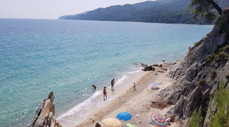 «Στο σφυρί» η παραλία Φάβα στη Χαλκιδική – Ποιοι και γιατί αντιδρούν