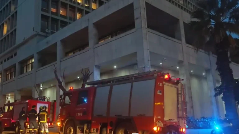 Συναγερμός έξω από τη ΓΑΔΑ: Προσήχθη άντρας με αληθινές χειροβομβίδες – Έγινε ελεγχόμενη έκρηξη (Video)