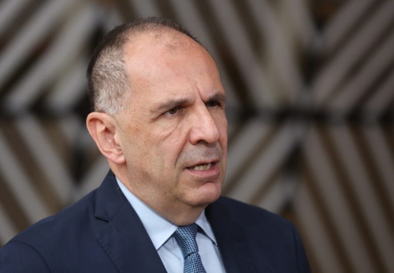 Γιώργος Γεραπετρίτης: Συνάντηση με τον στρατάρχη Χαφτάρ στη Βεγγάζη