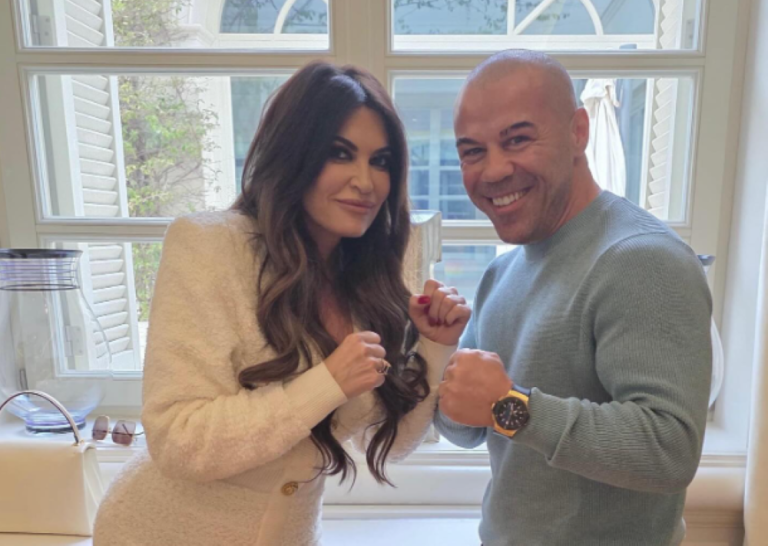 Συνάντηση Γκιλφόιλ με Ζαμπίδη: Ύψωσαν τις γροθιές τους πριν τον μεγάλο αγώνα του Iron Mike με τον Φλόιντ Μεϊγουέδερ (photo)