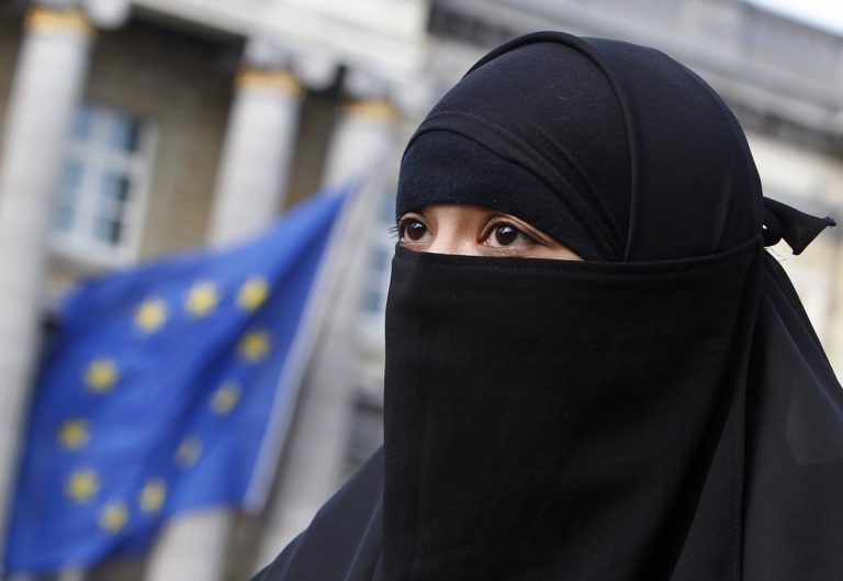 Μπούρκα και νικάμπ: Το ευρωπαϊκό μοντέλο που εξετάζει η Αθήνα