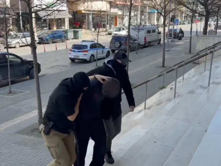 Θεσσαλονίκη: Δύο οπαδοί του Άρη παραπέμπονται για υπόθαλψη εγκληματία στη δολοφονία Κλεομένη