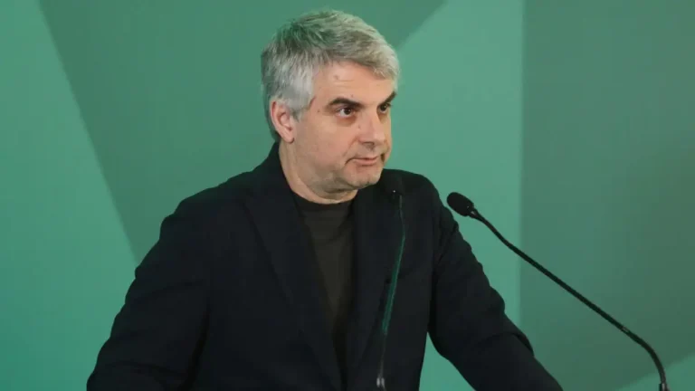 Εσωκομματική θύελλα στο ΠΑΣΟΚ: Ποια κορυφαία στελέχη αντιδρούν στη διαγραφή Κωνσταντινόπουλου