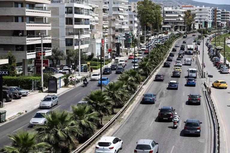 Σοβαρό τροχαίο στην Παραλιακή: 5 οχήματα ενεπλάκησαν σε καραμπόλα – Στο «κόκκινο» η κίνηση