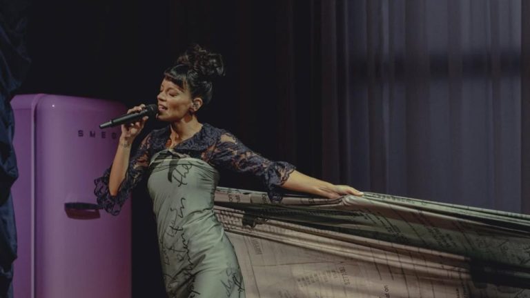Lily Allen: Το «φόρεμα της εκδίκησης» με τυπωμένες αποδείξεις απιστίας του πρώην συζύγου της (Video_Photo)