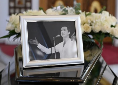 Γιώργος Μαρίνος: Άνθρωποι της τέχνης, φίλοι και θαυμαστές στο τελευταίο αντίο (Photo)