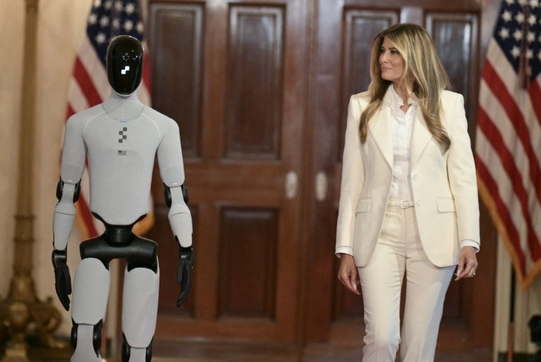 Λευκός Οίκος: Η Μελάνια περπάτησε δίπλα σε ένα ρομπότ