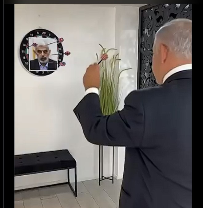 Τρεις στόχοι, ένα χέρι σηκωμένο: Το πολεμικό μήνυμα πίσω από το viral βίντεο με τα βελάκια του Νετανιάχου