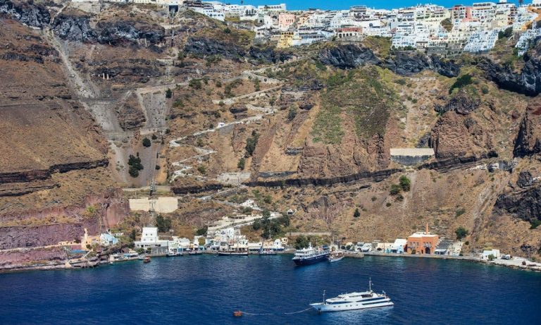 Σαντορίνη: Κλειστό το λιμάνι λόγω κατολισθήσεων