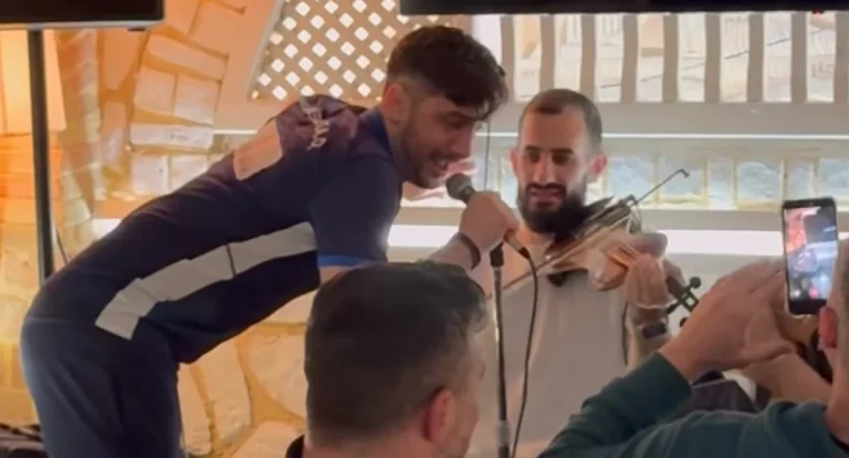 Όταν ο Μανωλάς πιάνει μικρόφωνο, η άνοδος γίνεται… πανηγύρι: Νησιώτικος χαμός μέχρι το πρωί – Δείτε βίντεο