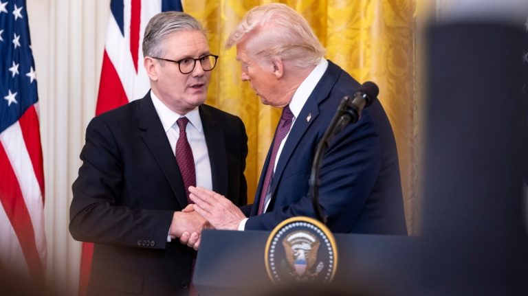 Κρίσιμη επικοινωνία Στάρμερ – Τραμπ: Στο επίκεντρο τα Στενά του Ορμούζ και η παγκόσμια ναυτιλία