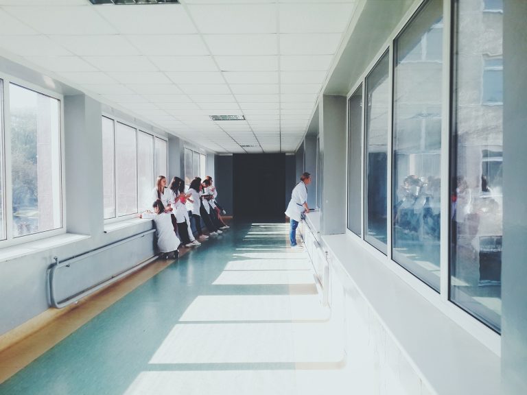 ΕΟΔΥ: Τι αποκαλύπτουν τα τελευταία στοιχεία για γρίπη και RSV