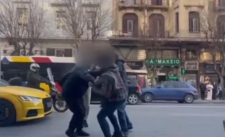 Θεσσαλονίκη: Άγριο ξύλο μεταξύ οδηγών για τη… λεωφορειολωρίδα (VIDEO)