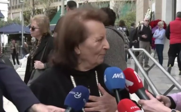 Κηδεία Μαρινέλλας: Το «αντίο» της Βάσως Καζαντζίδη και η «αντάμωση» με τον Στέλιο (Video)