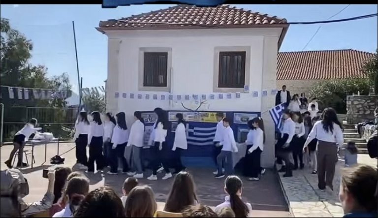 Γαλανόλευκη η Χειμάρρα: Η ελληνική ομογένεια γιόρτασε την Επανάσταση του 1821 (Video)