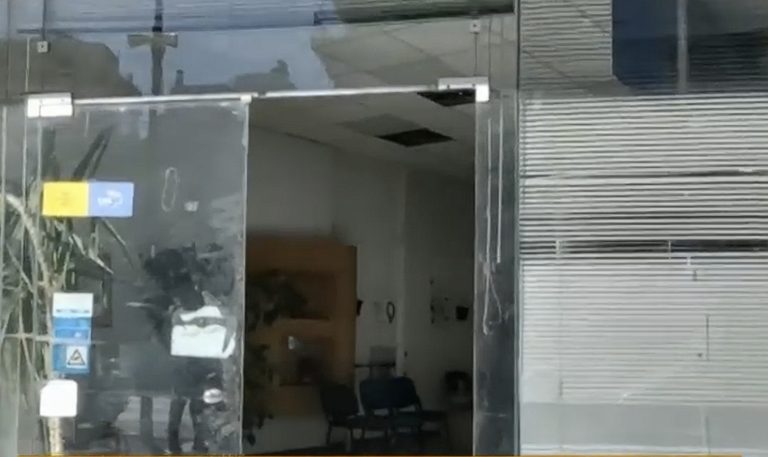 Κινηματογραφική ληστεία με καλάσνικοφ και βαριοπούλες στα ΕΛΤΑ του Λουτρακίου (Video)