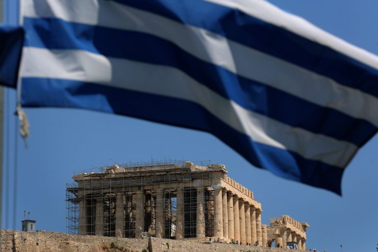 Bloomberg: Η Ελλάδα έγινε μάθημα οικονομίας για τη Βρετανία – Από τη χρεοκοπία, πρότυπο επενδύσεων και αξιοπιστίας