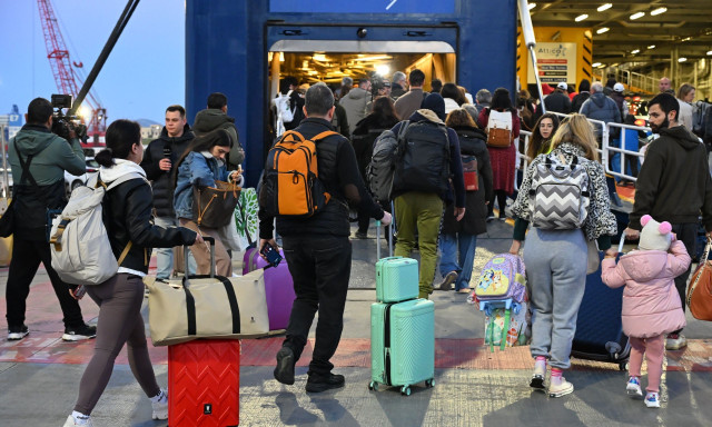 Κορύφωση της πασχαλινής εξόδου: Με πλοία, με αυτοκίνητα, με ΚΤΕΛ και όπου φύγει… φύγει! (video)