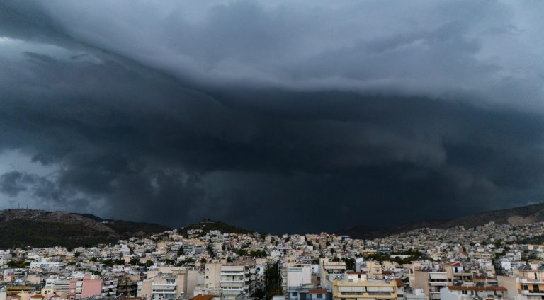Καιρός: Νέο βαρομετρικό χαμηλό φέρνει αστάθεια – Πού θα επιμείνουν οι βροχές