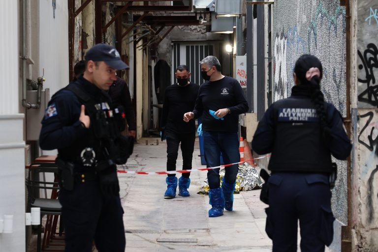 Θρίλερ με τη νεκρή 30χρονη στον ακάλυπτο: Σε τραπεζικές κάρτες ψάχνουν οι Αρχές στοιχεία για την ταυτότητά της