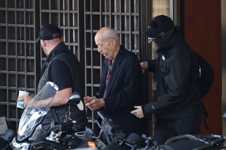 Στην ανακρίτρια ο 89χρονος «πιστολέρο»  – Χαιρετούσε μέσα από το περιπολικό (video)