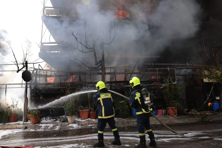 Φωτιά σε κατάστημα στο Ίλιον – Συναγερμός στην Πυροσβεστική (video)