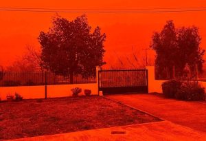 «Πνίγηκε» το Ηράκλειο: Η κακοκαιρία «Erminio» έφερε πορτοκαλί ουρανό και προβλήματα στο αεροδρόμιο (video+photo)