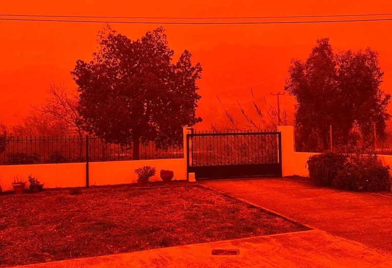 «Πνίγηκε» το Ηράκλειο: Η κακοκαιρία «Erminio» έφερε πορτοκαλί ουρανό και προβλήματα στο αεροδρόμιο (video+photo)