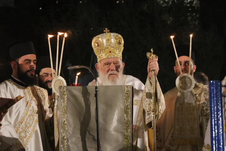 Με κατάνυξη γιορτάστηκε η Ανάσταση σε όλη τη χώρα – Το μήνυμα του Ιερώνυμου (photo+video)
