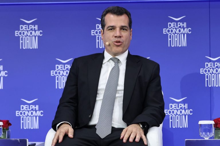 Πλεύρης για μεταναστευτικό: Στροφή σε αποτροπή, επιστροφές και στενότερο έλεγχο των ροών