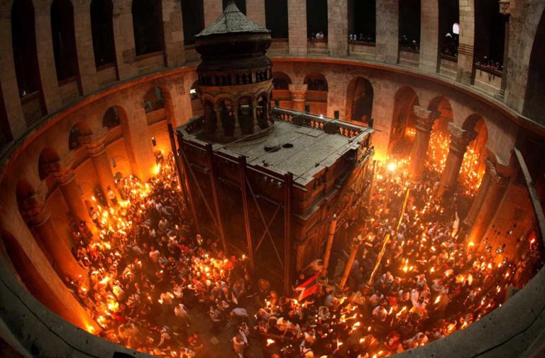 Άγιο Φως: Χωρίς την παρουσία πιστών η αφή του