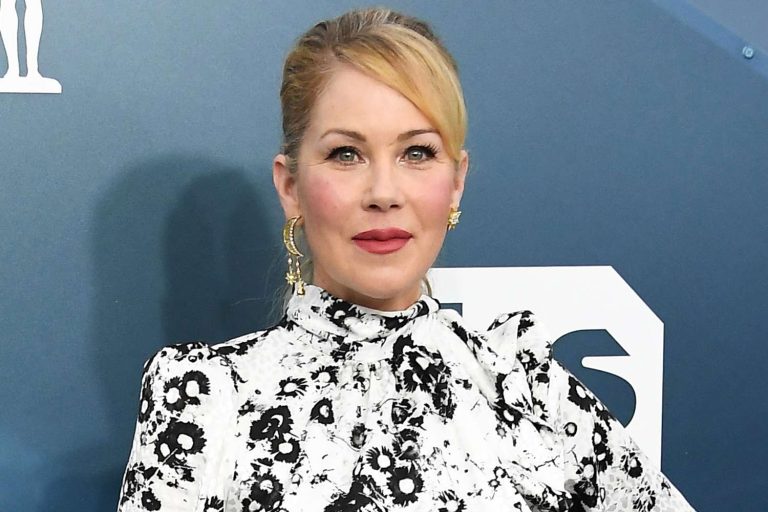 Christina Applegate: Πληροφορίες για πιθανή νοσηλεία εν μέσω της μάχης με την σκλήρυνση κατά πλάκας