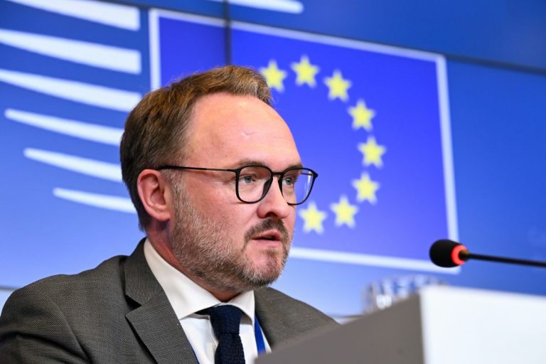 Επίτροπος Γιόργκενσεν στην Financial Times: Σχέδιο για δελτίο καυσίμων και χρήση αποθεμάτων εξετάζει η Ε.Ε.