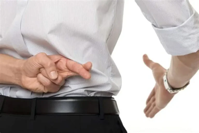 Πώς καταλαβαίνεις ότι σου λέει ψέματα: Τα σημάδια που προδίδουν έναν άντρα πριν καν το παραδεχτεί