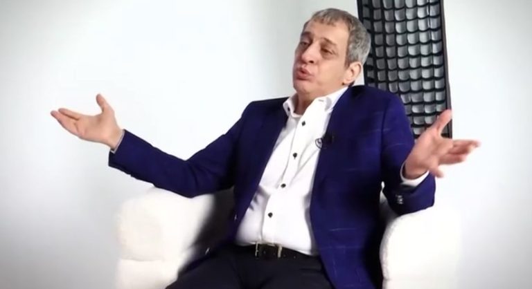 Θέμης Αδαμαντίδης: Ενοχλημένος με παρουσιαστή – Παρήγγειλε συνάντηση off κάμερας (Video)