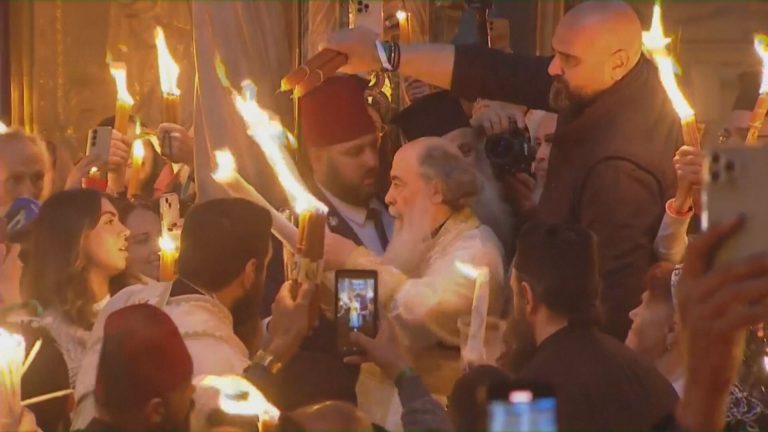 Άγιο Φως: Συγκίνηση για το θαύμα στον Ναό της Αναστάσεως (VIDEO)
