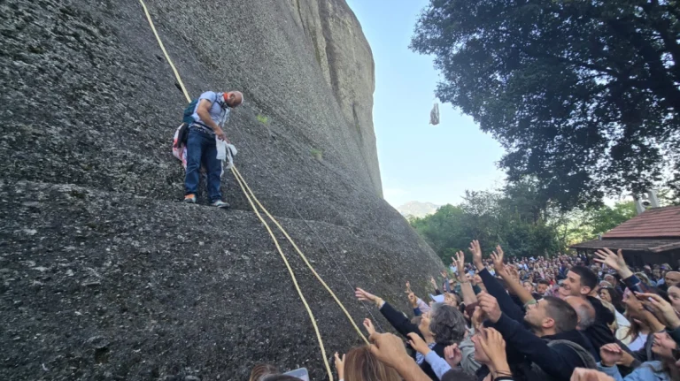 Άγιος Γεώργιος: Το εντυπωσιακό έθιμο των μαντηλιών (Video+photo)