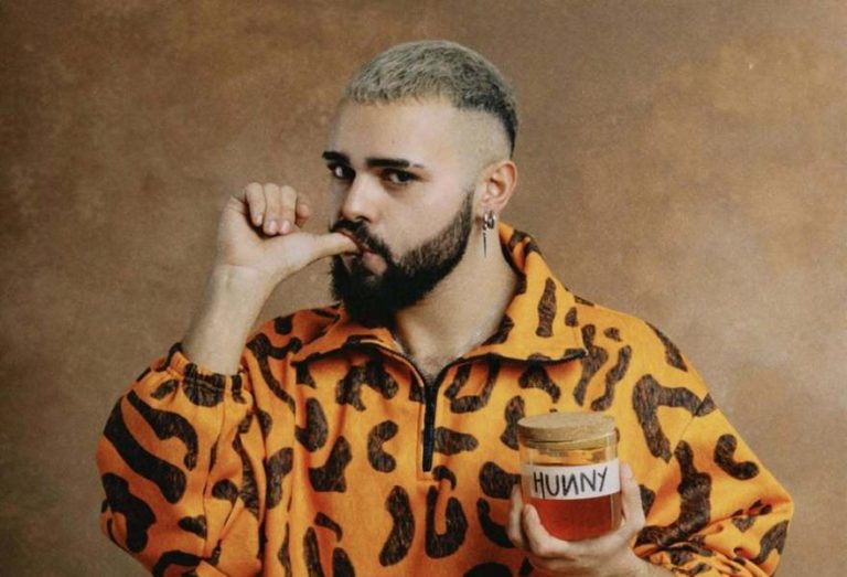 Eurovision 2026: Ασύλληπτη εμφάνιση Akyla με «χρυσή» βερμούδα (Video)