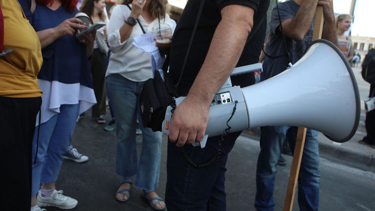 Απεργιακό «μπλακ άουτ» μετά τους πυροβολισμούς: Κινητοποιήσεις σε ΕΦΚΑ και Δικαιοσύνη